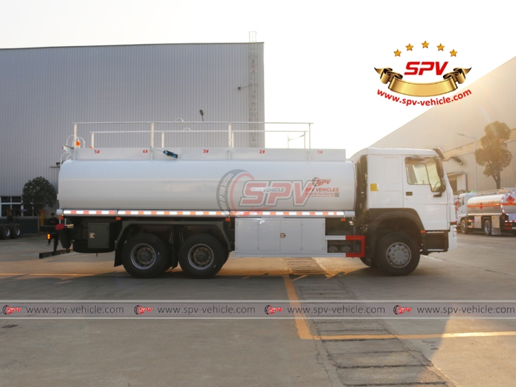 SPV-Vehicle - 22,000 Litres Fuel Tank Truck Sinotruk - Right Side View